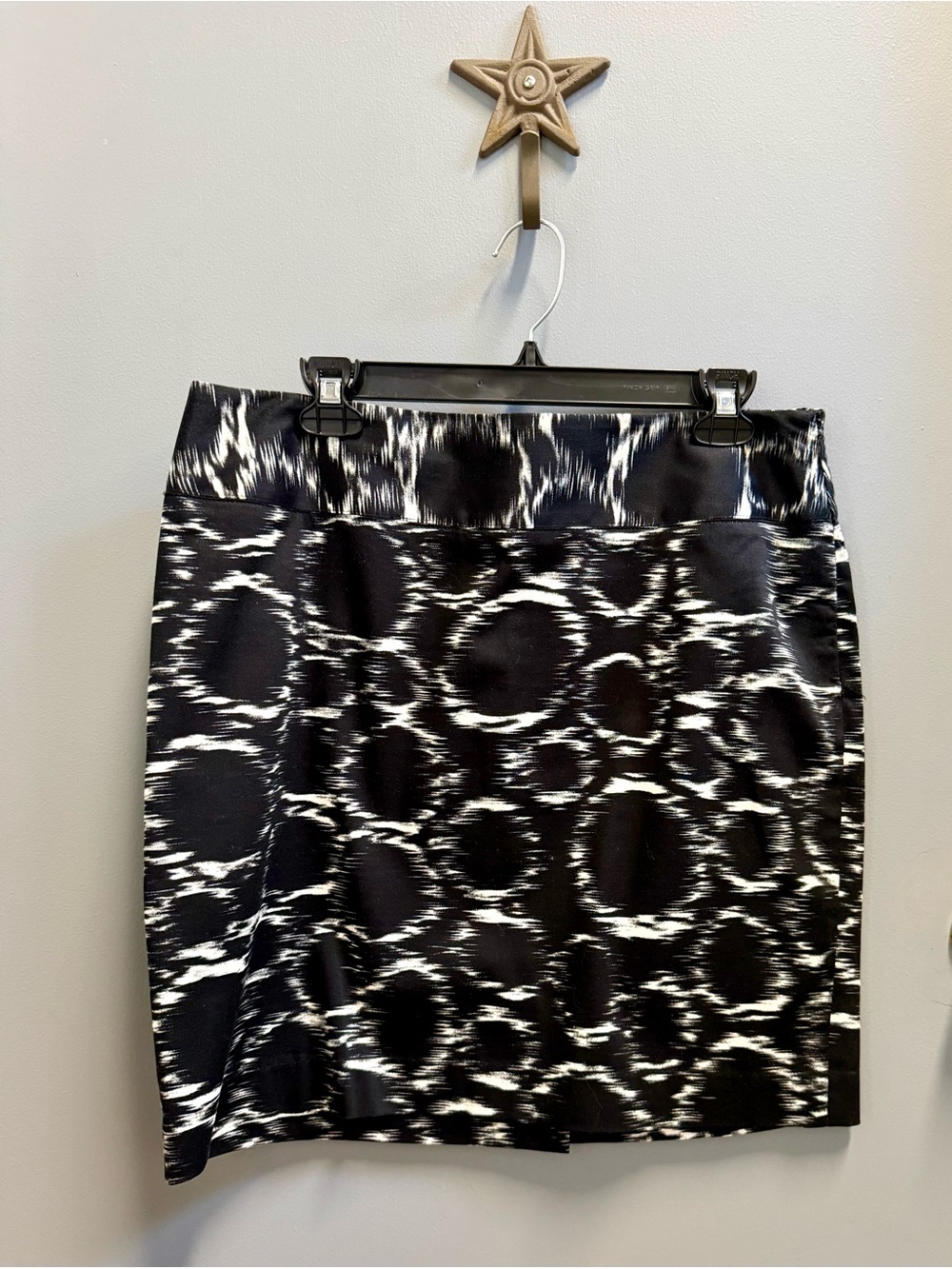 Womens Straight Skirt with side zip. Sz 12. Black/White